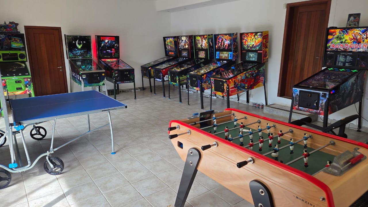 La gameroom : Alien, Predator, Star Wars, Iron Maiden et d'autres flippers alignés, babyfoot et table de ping-pong au premier plan